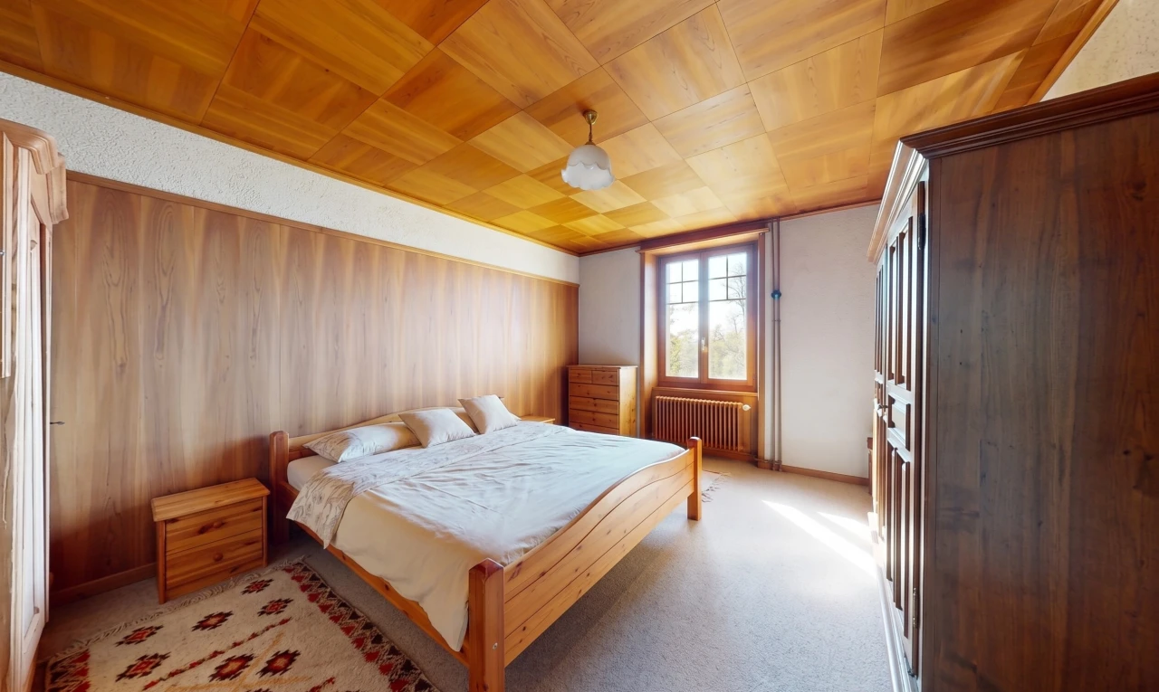 chambre avec wood ceiling, plafond en bois, radiateur, carpet, et moquette