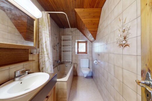 salle de bains avec salle de bain complète, évier, tile wall, mur en carrelage, et miroir