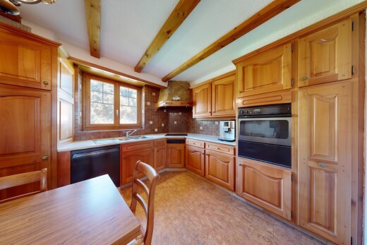 cuisine avec light countertops, plans de travail, light floor, raised cabinets, et armoires élevées