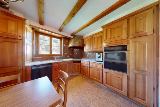 cuisine avec light countertops, plans de travail, light floor, raised cabinets, et armoires élevées