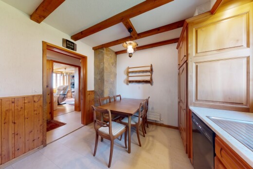 salle à manger avec light floor, mur en bois, wood wall, cloison sèche, et drywall