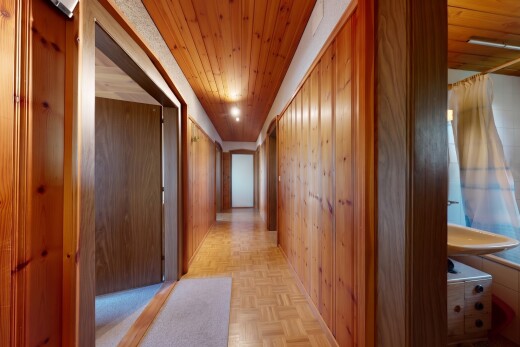 couloir avec wood ceiling, plafond en bois, wood wall, mur en bois, et wood finish floor