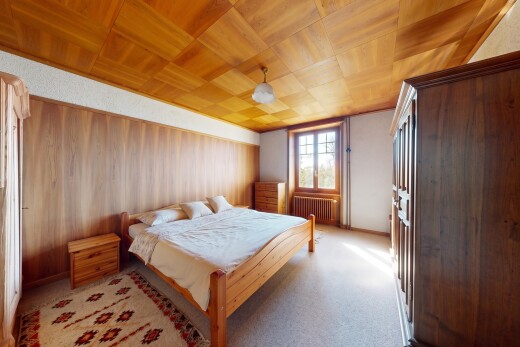 chambre avec wood ceiling, plafond en bois, radiateur, carpet, et moquette