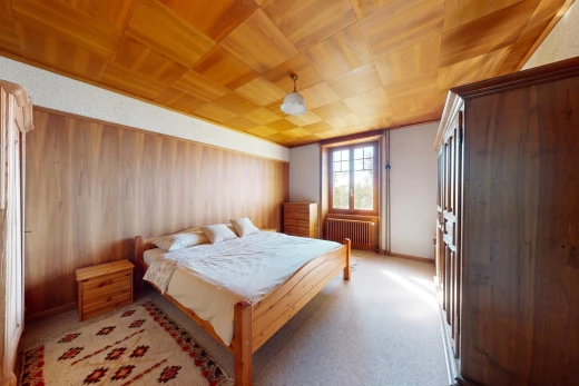 chambre avec wood ceiling, plafond en bois, radiateur, carpet, et moquette