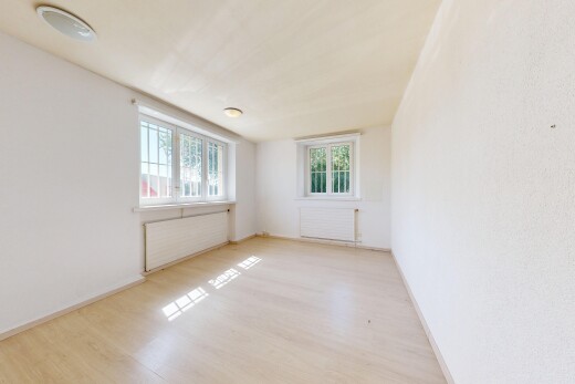 pièce vide avec radiateur, lumière naturelle, wood finish floor, sol en finition bois, et baseboards wall
