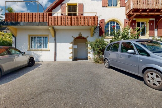 façade avec property visible, day time, balcon, bardage en stuc, et toit en tuiles