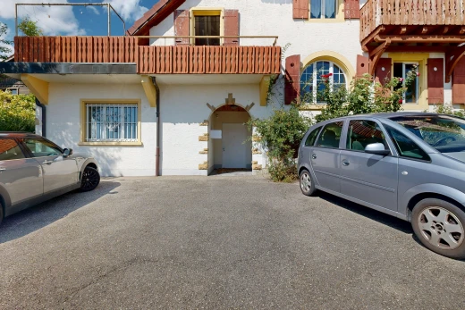façade avec property visible, day time, balcon, bardage en stuc, et toit en tuiles