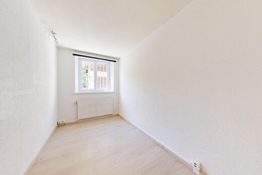 pièce vide avec radiateur, lumière naturelle, wood finish floor, sol en finition bois, et inside property