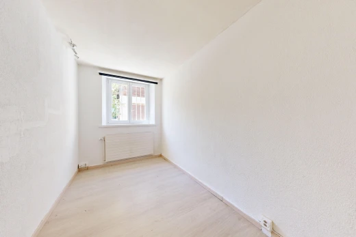 pièce vide avec radiateur, lumière naturelle, wood finish floor, sol en finition bois, et inside property