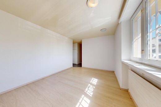 pièce vide avec drywall, cloison sèche, inside property, wood finish floor, et sol en finition bois