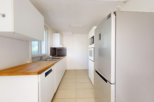 cuisine avec réfrigérateur, butcher block countertops, plans de travail en bois de boucher, light floor, et white cabinets