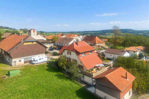 façade avec neighborhood view, vue résidentielle, residential view, day time, et pelouse