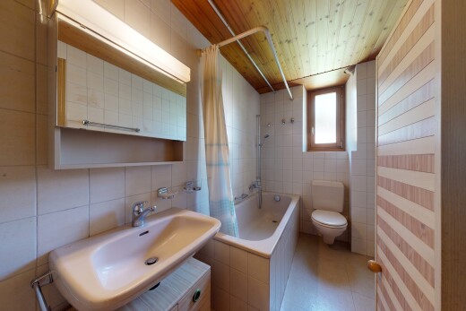 salle de bains avec miroir, mur en carrelage, tile wall, salle de bain complète, et évier