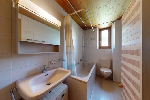 salle de bains avec miroir, mur en carrelage, tile wall, salle de bain complète, et évier