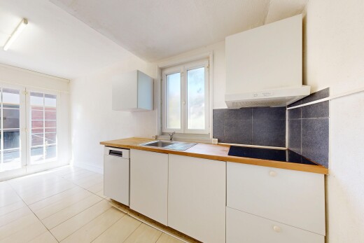 cuisine avec hotte, light floor, white cabinets, armoires blanches, et évier