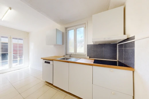 cuisine avec hotte, light floor, white cabinets, armoires blanches, et évier
