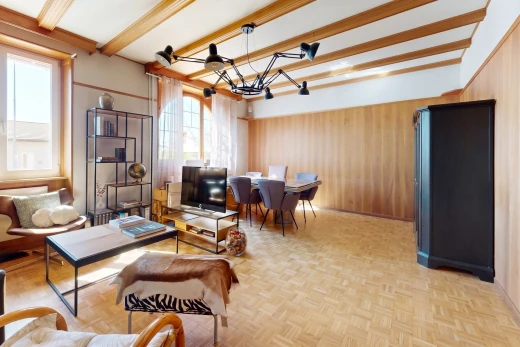 salon / salle à manger avec beamed ceiling, plafond à poutres, télévision, high end ceiling, et wood finish floor