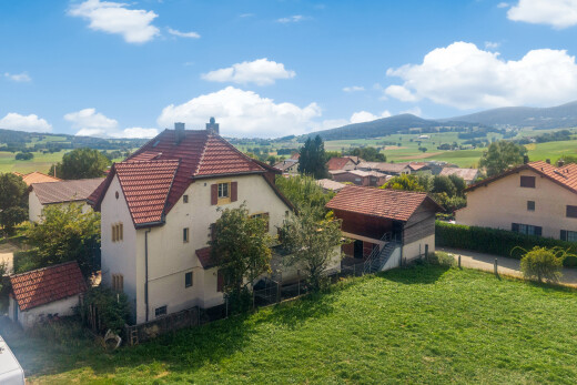 façade avec pelouse, day time, toit en tuiles, drone view, et bardage en stuc