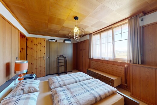 chambre avec wood wall, mur en bois, wood ceiling, plafond en bois, et dated wood wall