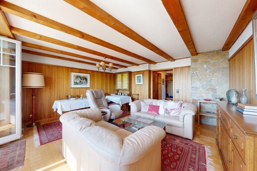 salon avec wood wall, mur en bois, beamed ceiling, plafond à poutres, et dated wood wall