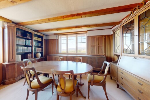 salle à manger avec beamed ceiling, plafond à poutres, inside property, et high end ceiling