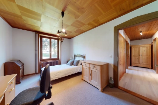 chambre avec plafond en bois, wood ceiling, espace bureau, cloison sèche, et drywall