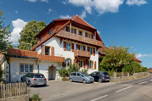 façade avec day time et toit en tuiles