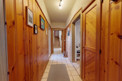 couloir avec éclairage sur rail, tile floor, sol en carrelage, light floor, et inside property