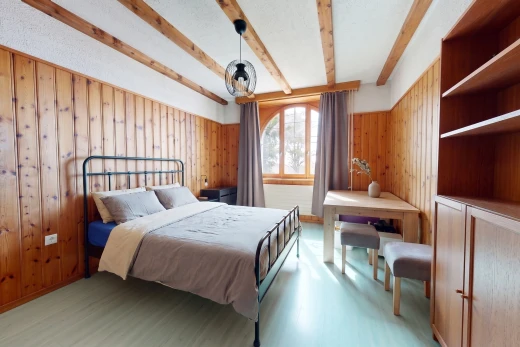 chambre avec beamed ceiling, plafond à poutres, wood wall, mur en bois, et dated wood wall