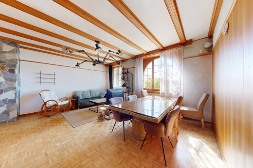 salon / salle à manger avec beamed ceiling, plafond à poutres, parquet floor, wood finish floor, et sol en finition bois