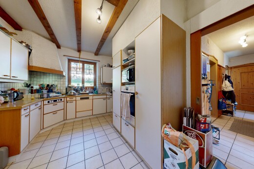 cuisine avec light floor, éclairage sur rail, tile floor, sol en carrelage, et hotte