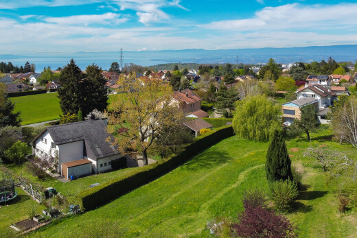 espace extérieur avec vue résidentielle, residential view, day time, et pelouse