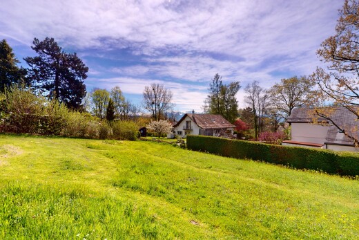 jardin avec pelouse, property visible, et day time