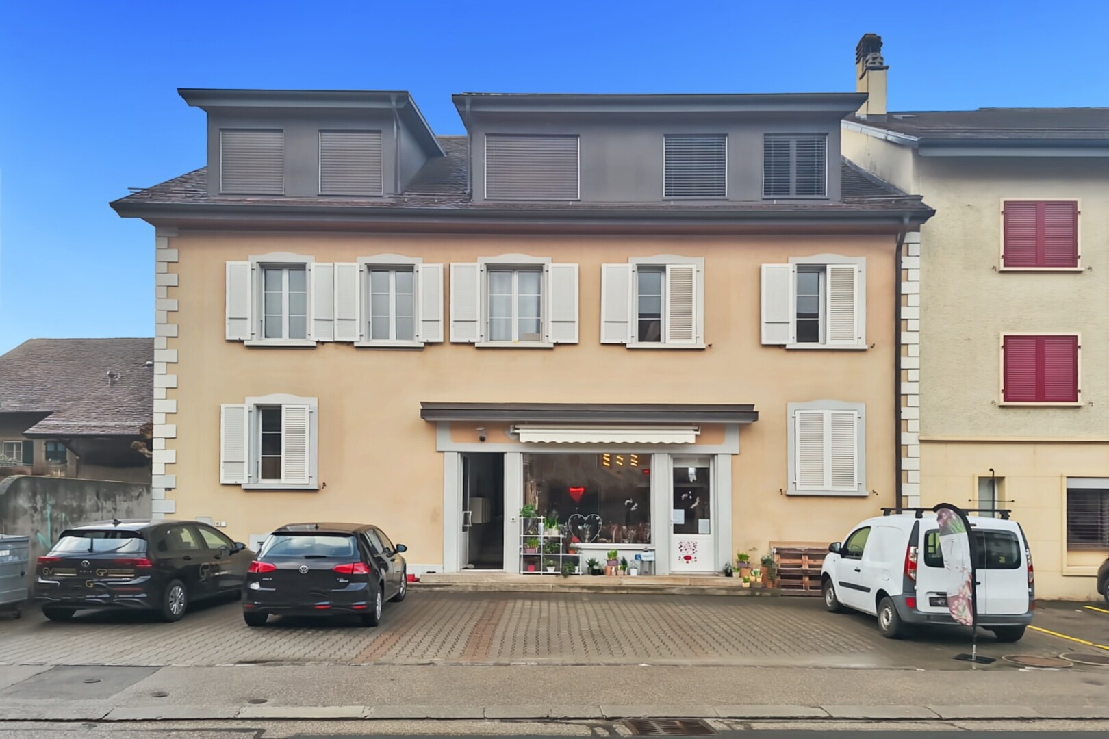 façade avec day time, auvent, et bardage en stuc