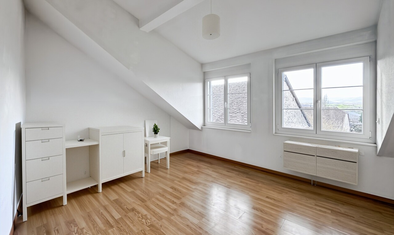 pièce vide avec plafond voûté, vaulted ceiling, sol en finition bois, wood finish floor, et pièce supplémentaire