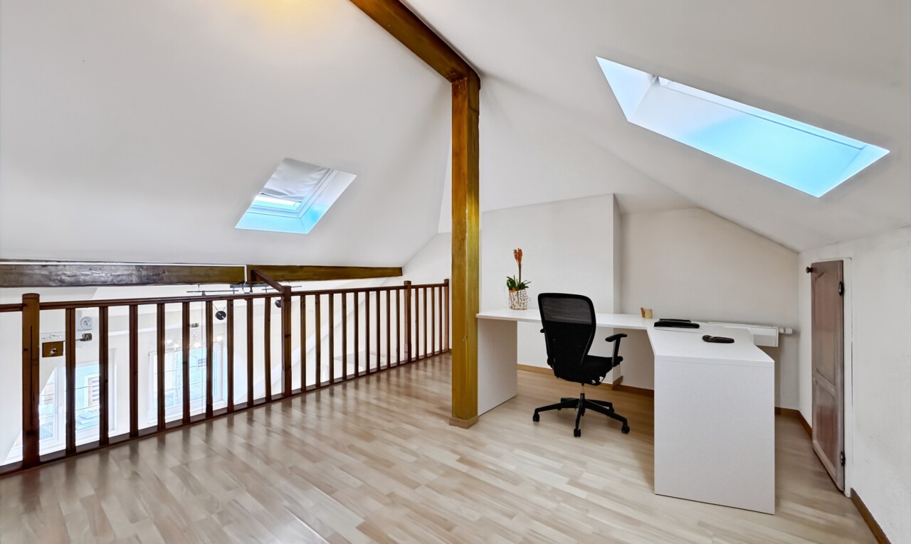 bureau avec puits de lumière, espace bureau, sol en finition bois, wood finish floor, et plafond à poutres