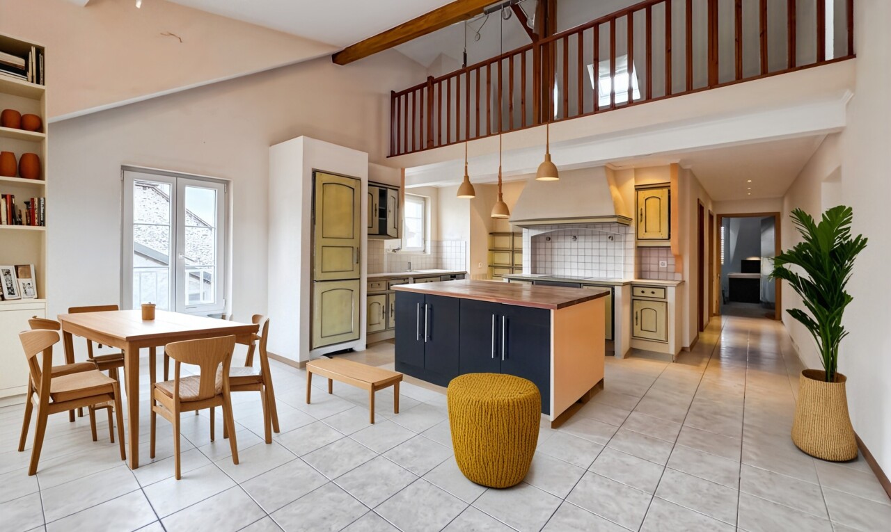 cuisine avec arched cabinets, armoires en arc, kitchen island, îlot de cuisine, et light floor