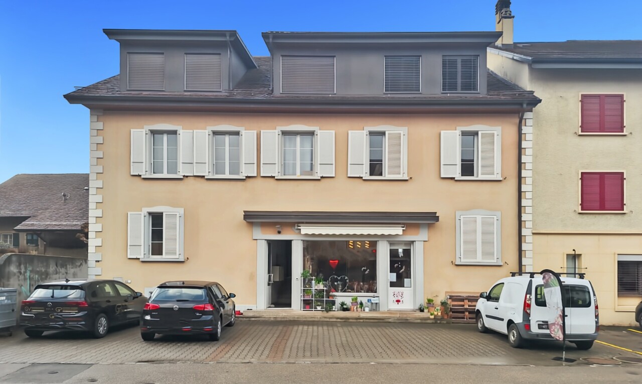 façade avec day time, auvent, et bardage en stuc