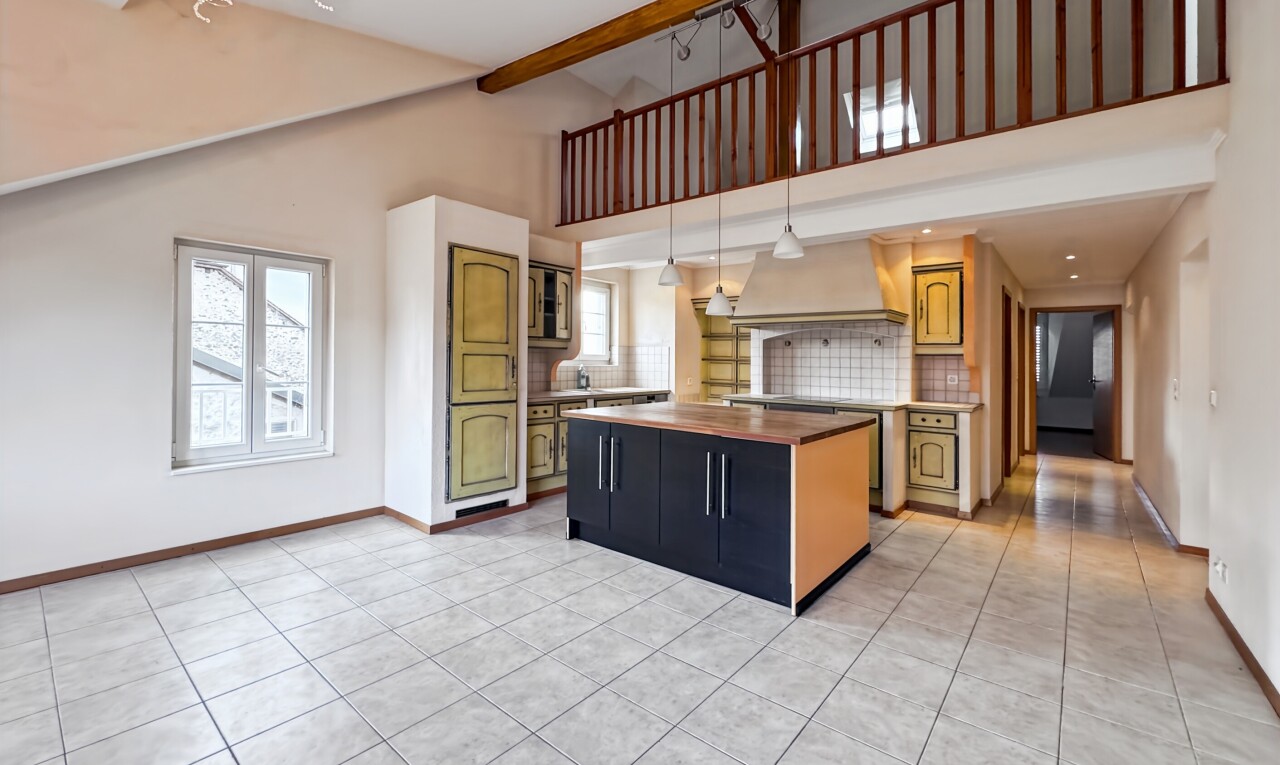 cuisine avec armoires en arc, arched cabinets, îlot de cuisine, kitchen island, et armoires élevées