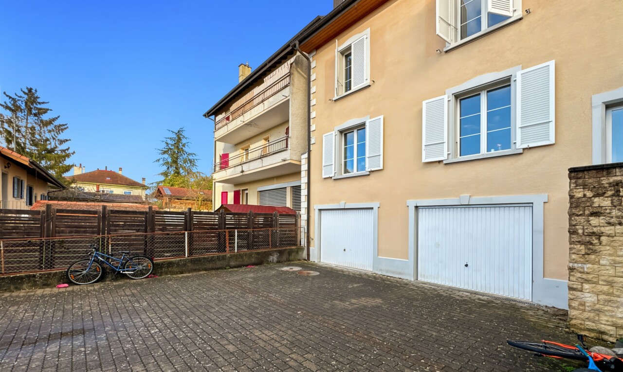 extérieur du bâtiment avec garage intégré, day time, allée, clôture, et property visible