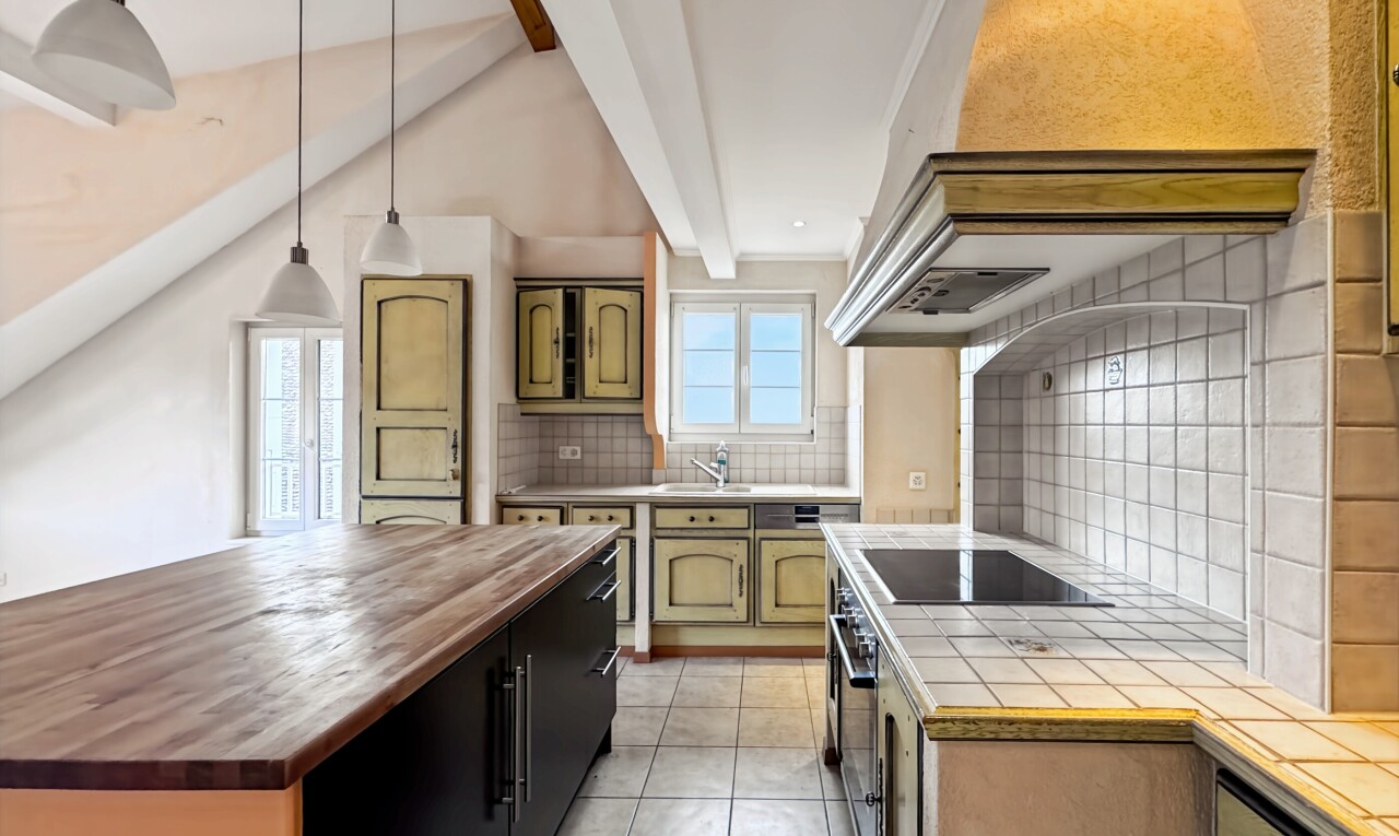 cuisine avec armoires en arc, arched cabinets, two types countertops, light countertops, et plans de travail en bois de boucher