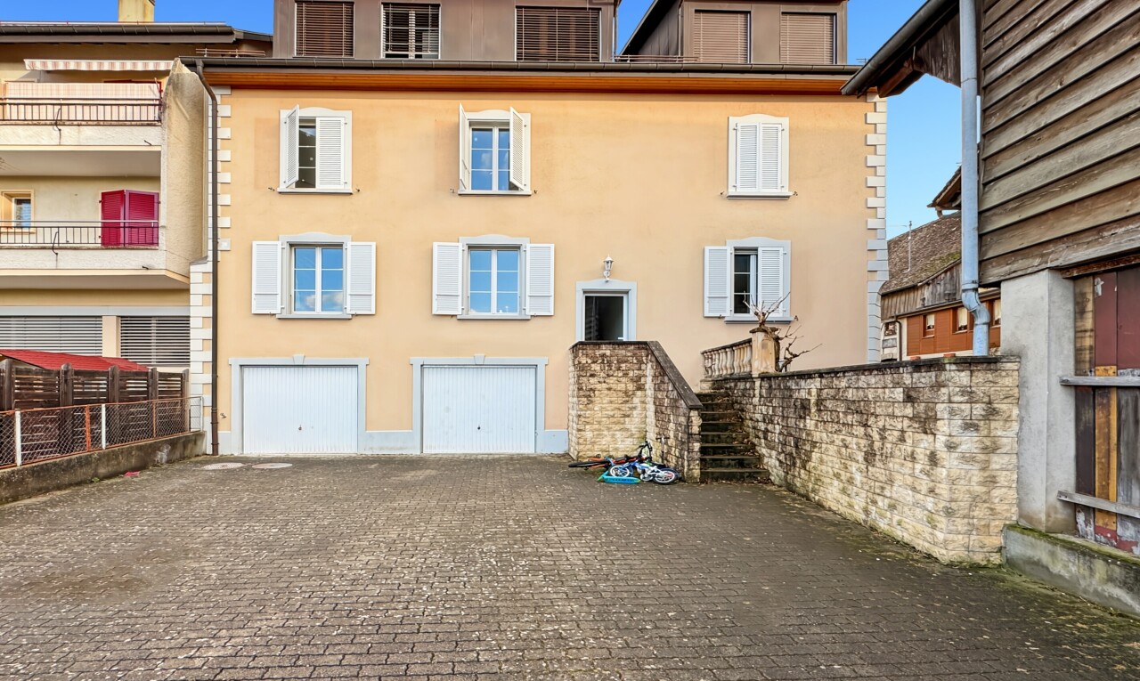 façade avec bardage en stuc, allée, garage intégré, escaliers, et day time
