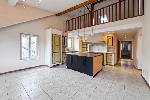 cuisine avec armoires en arc, arched cabinets, îlot de cuisine, kitchen island, et armoires élevées