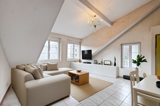 salon avec plafond à poutres, beamed ceiling, plafond voûté, vaulted ceiling, et inside property
