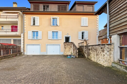 façade avec bardage en stuc, allée, garage intégré, escaliers, et day time