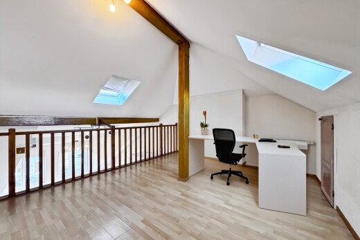 bureau avec puits de lumière, espace bureau, sol en finition bois, wood finish floor, et plafond à poutres