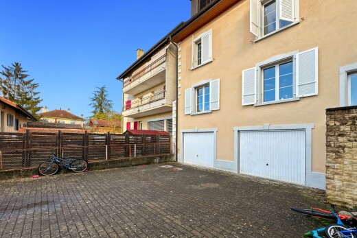 extérieur du bâtiment avec garage intégré, day time, allée, clôture, et property visible