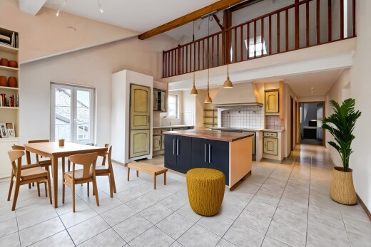 cuisine avec arched cabinets, armoires en arc, kitchen island, îlot de cuisine, et light floor