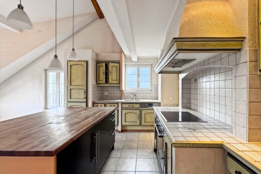 cuisine avec armoires en arc, arched cabinets, two types countertops, light countertops, et plans de travail en bois de boucher