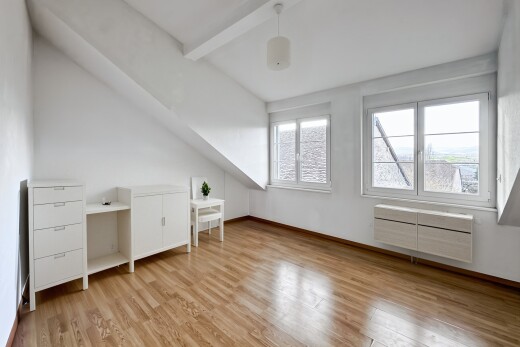 pièce vide avec plafond voûté, vaulted ceiling, sol en finition bois, wood finish floor, et pièce supplémentaire